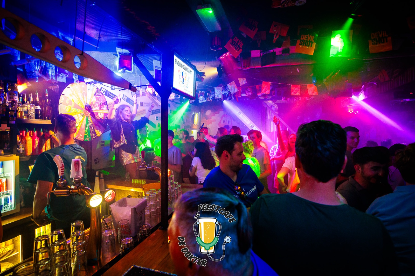 Aan de bar bij Feestcafe De Dokter