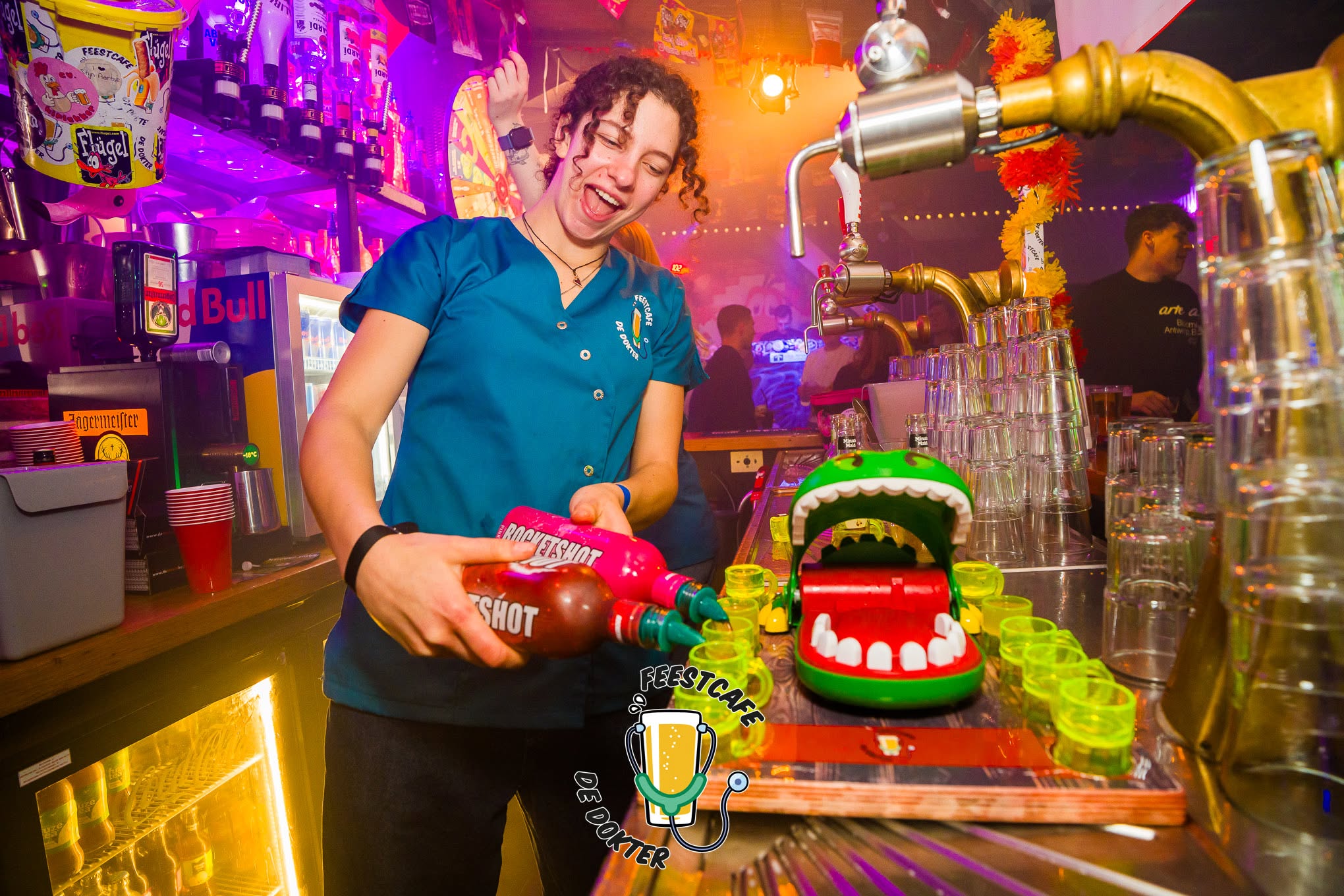 Het krokodil-shotspel aan de bar bij Feestcafe De Dokter